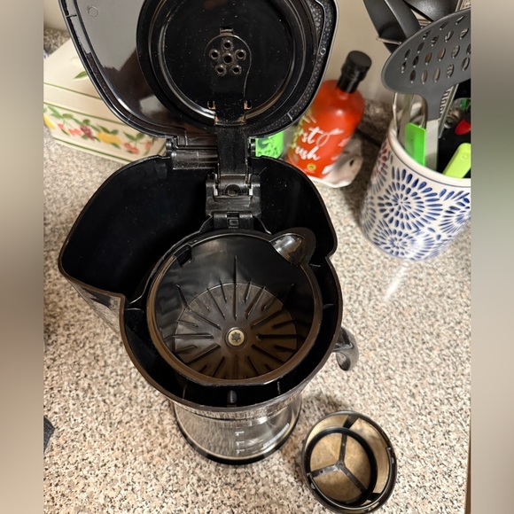 Black & Decker 5-Cup Coffee Maker with 2 Reusable Filter Baskets - Picture 2 of 6